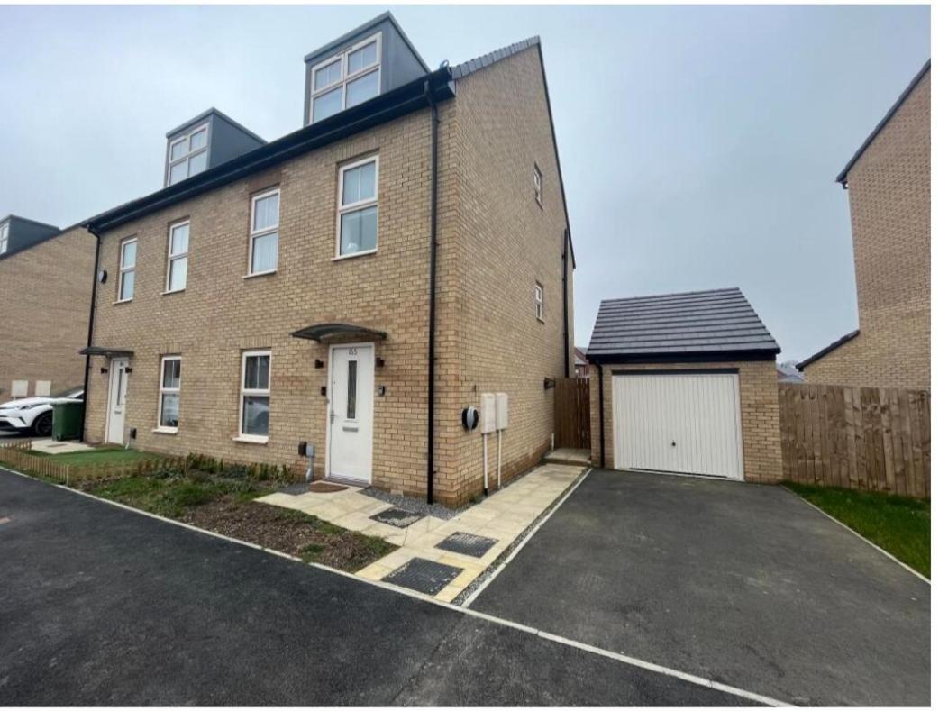 Beautiful New Family Home Leeds  Exterior photo
